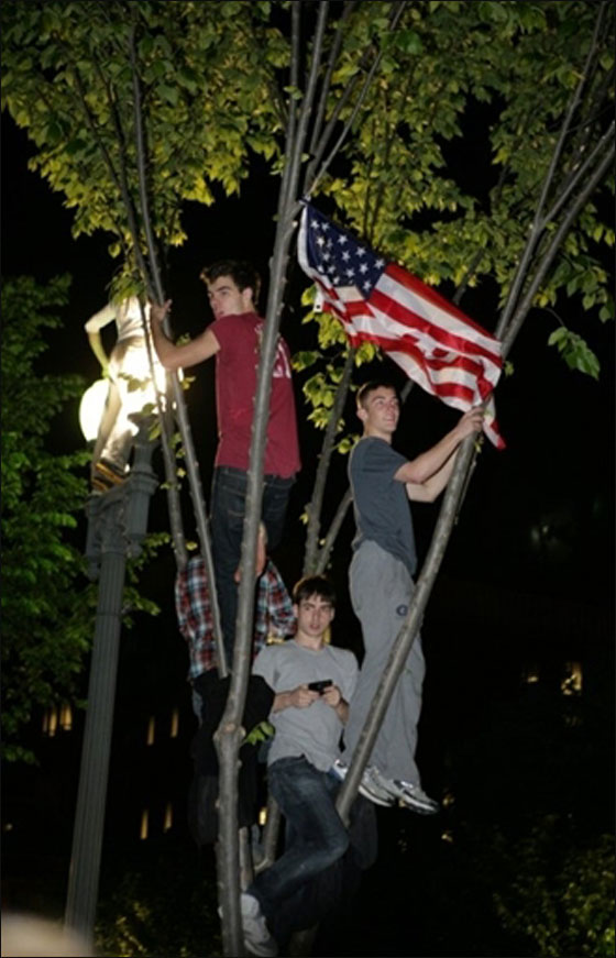 الامريكيون يحتفلون ابتهاجا بمقتل بن لادن امام البيت الابيض!  صورة رقم 16