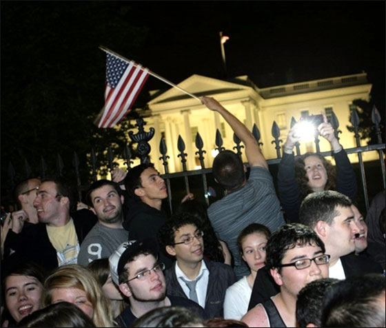 الامريكيون يحتفلون ابتهاجا بمقتل بن لادن امام البيت الابيض!  صورة رقم 10