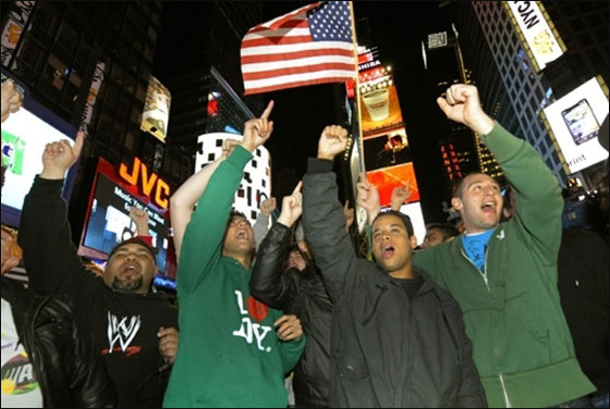 الامريكيون يحتفلون ابتهاجا بمقتل بن لادن امام البيت الابيض!  صورة رقم 18