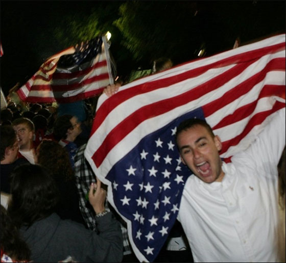 الامريكيون يحتفلون ابتهاجا بمقتل بن لادن امام البيت الابيض!  صورة رقم 15