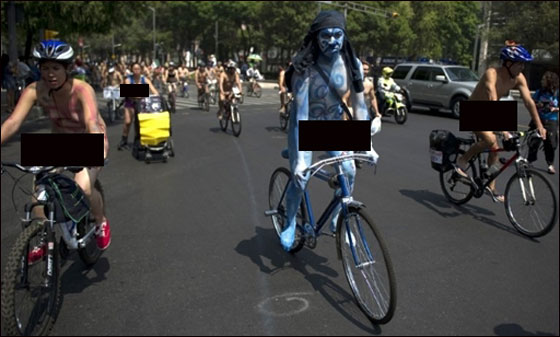 بالصور.. مظاهرة العراة على الدراجات الهوائية في بريطانيا  صورة رقم 2