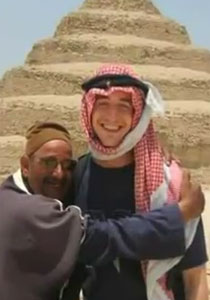 القبض على جاسوس اسرائيلي في مصر.. والشباب يسخرون منه  صورة رقم 1