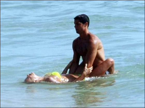 الاثارة حتى في الماء: كريستيانو وحبيبته في صور فاضحة  صورة رقم 2