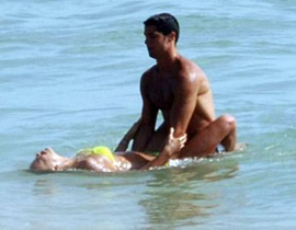 الاثارة حتى في الماء: كريستيانو وحبيبته في صور فاضحة  صورة رقم 1