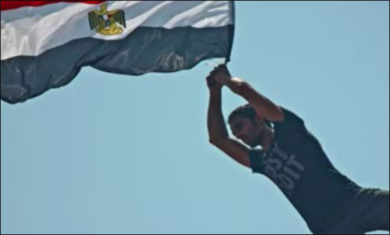 بالصور: مصري تسلق اطول عمود انارة بالتحرير ليرفع علم مصر  صورة رقم 19