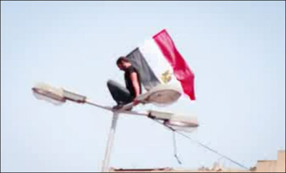 بالصور: مصري تسلق اطول عمود انارة بالتحرير ليرفع علم مصر  صورة رقم 13