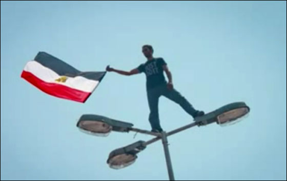 بالصور: مصري تسلق اطول عمود انارة بالتحرير ليرفع علم مصر  صورة رقم 16