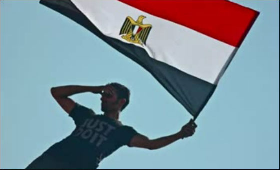 بالصور: مصري تسلق اطول عمود انارة بالتحرير ليرفع علم مصر  صورة رقم 17