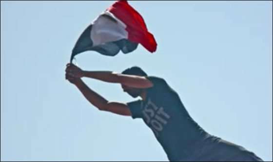 بالصور: مصري تسلق اطول عمود انارة بالتحرير ليرفع علم مصر  صورة رقم 18