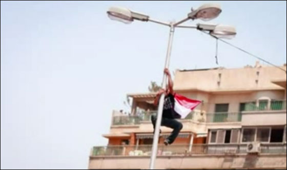 بالصور: مصري تسلق اطول عمود انارة بالتحرير ليرفع علم مصر  صورة رقم 3
