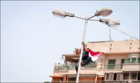 بالصور: مصري تسلق اطول عمود انارة بالتحرير ليرفع علم مصر  صورة رقم 4