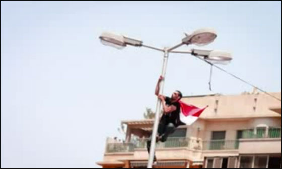 بالصور: مصري تسلق اطول عمود انارة بالتحرير ليرفع علم مصر  صورة رقم 5