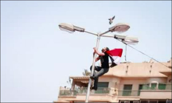 بالصور: مصري تسلق اطول عمود انارة بالتحرير ليرفع علم مصر  صورة رقم 6