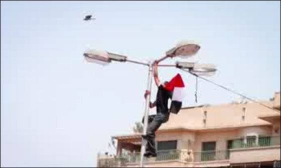بالصور: مصري تسلق اطول عمود انارة بالتحرير ليرفع علم مصر  صورة رقم 7