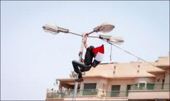 بالصور: مصري تسلق اطول عمود انارة بالتحرير ليرفع علم مصر  صورة رقم 8