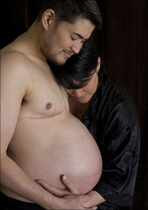 اول رجل حامل في العالم يظهر عضلاته بعد انجاب 3 اطفال!!  صورة رقم 2
