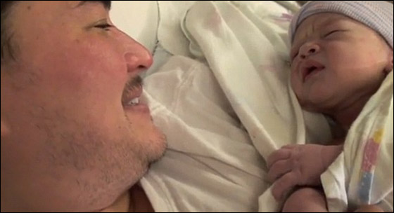 اول رجل حامل في العالم يظهر عضلاته بعد انجاب 3 اطفال!!  صورة رقم 6