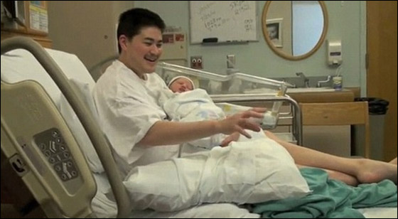 اول رجل حامل في العالم يظهر عضلاته بعد انجاب 3 اطفال!!  صورة رقم 5