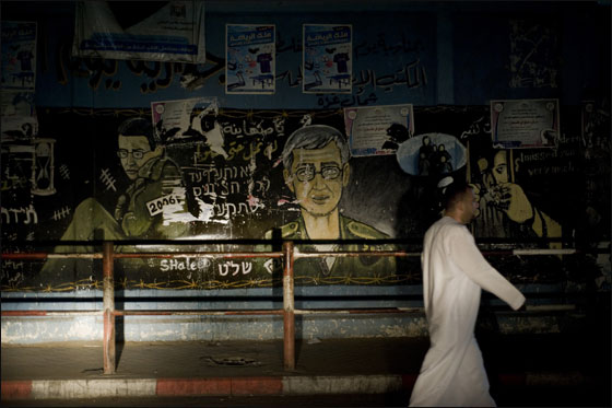 تسليم شاليط للاسرائيليين ومئات الأسرى في طريقهم للقاء الأهل صورة رقم 10