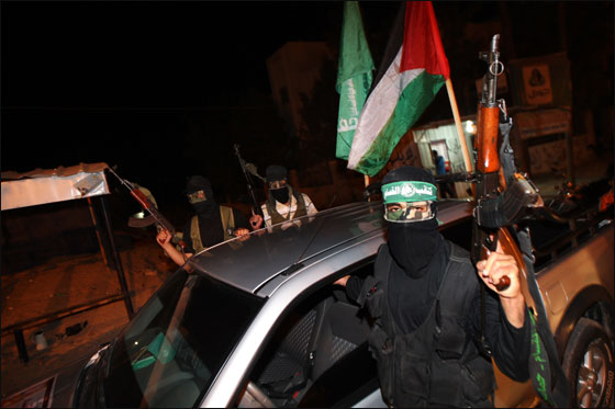 تسليم شاليط للاسرائيليين ومئات الأسرى في طريقهم للقاء الأهل صورة رقم 5