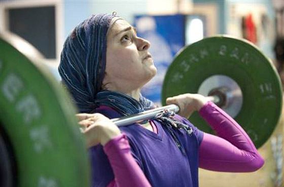 مسلمة ترفع الاثقال في اولمبياد لندن 2012 بالحجاب!   صورة رقم 4