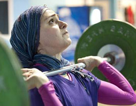 مسلمة ترفع الاثقال في اولمبياد لندن 2012 بالحجاب!   صورة رقم 1