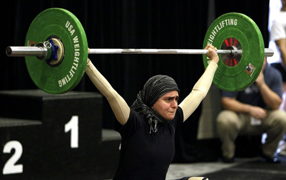 مسلمة ترفع الاثقال في اولمبياد لندن 2012 بالحجاب!   صورة رقم 2