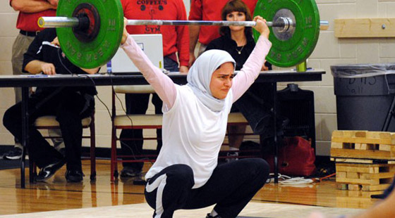 مسلمة ترفع الاثقال في اولمبياد لندن 2012 بالحجاب!   صورة رقم 8