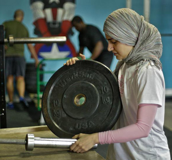 مسلمة ترفع الاثقال في اولمبياد لندن 2012 بالحجاب!   صورة رقم 9