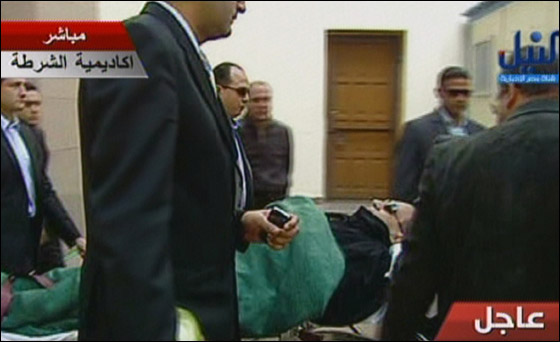 عودة الثورة الى الشارع بمصر بعد النطق بالحكم على مبارك ونجليه صورة رقم 24