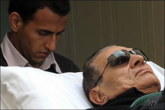 عودة الثورة الى الشارع بمصر بعد النطق بالحكم على مبارك ونجليه صورة رقم 27