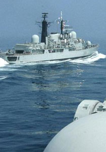بريطانيا ترسل سفينة حربية للخليج ومخاوف من اغلاق هرمز صورة رقم 1