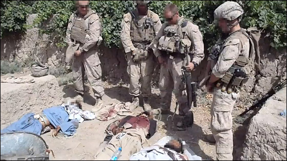 بالفيديو: 4 جنود امريكيين يتبولون على جثث افغان!!  صورة رقم 2