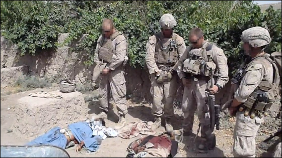 بالفيديو: 4 جنود امريكيين يتبولون على جثث افغان!!  صورة رقم 3