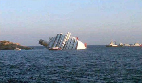 مقتل 6 اشخاص اثر انقلاب سفينة على متنها 4 الاف راكب في ايطاليا صورة رقم 5