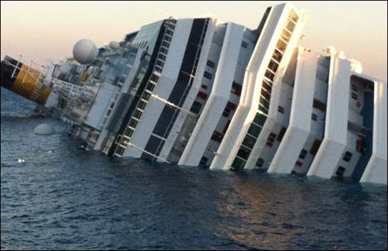 مقتل 6 اشخاص اثر انقلاب سفينة على متنها 4 الاف راكب في ايطاليا صورة رقم 6