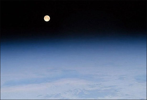  صورة رقم 4 - ناسا تلتقط صورا نادرة للارض وهي تنبض بألوان مبهرة !  