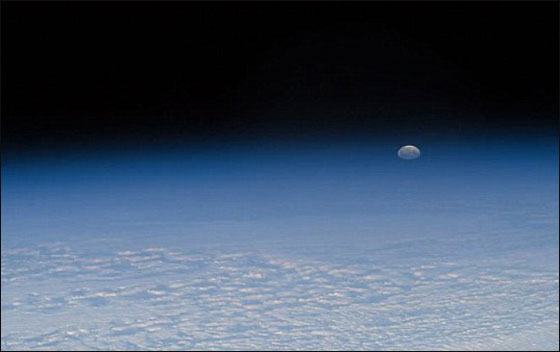  صورة رقم 1 - ناسا تلتقط صورا نادرة للارض وهي تنبض بألوان مبهرة !  