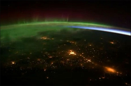  صورة رقم 3 - ناسا تلتقط صورا نادرة للارض وهي تنبض بألوان مبهرة !  