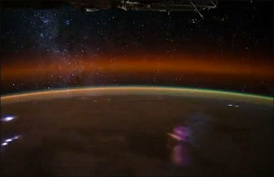  صورة رقم 2 - ناسا تلتقط صورا نادرة للارض وهي تنبض بألوان مبهرة !  