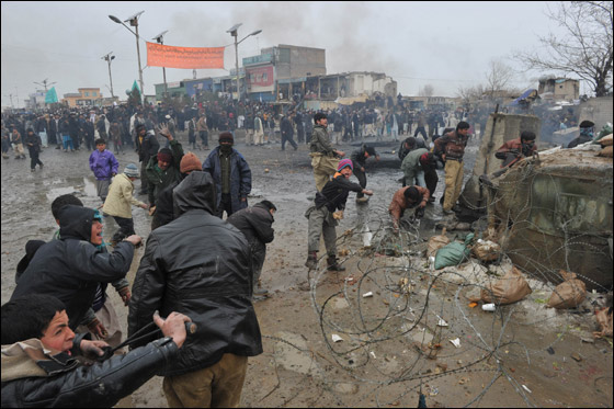 غضب عارم في افغانستان بعد قيام جنود امريكيين باحراق القران! صورة رقم 27