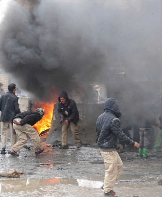 غضب عارم في افغانستان بعد قيام جنود امريكيين باحراق القران! صورة رقم 36
