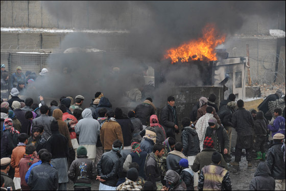 غضب عارم في افغانستان بعد قيام جنود امريكيين باحراق القران! صورة رقم 15