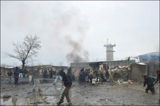 غضب عارم في افغانستان بعد قيام جنود امريكيين باحراق القران! صورة رقم 17