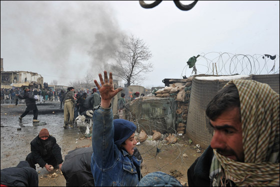 غضب عارم في افغانستان بعد قيام جنود امريكيين باحراق القران! صورة رقم 3