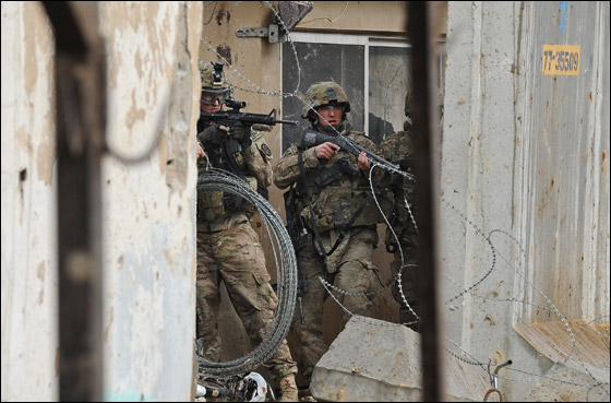 غضب عارم في افغانستان بعد قيام جنود امريكيين باحراق القران! صورة رقم 21