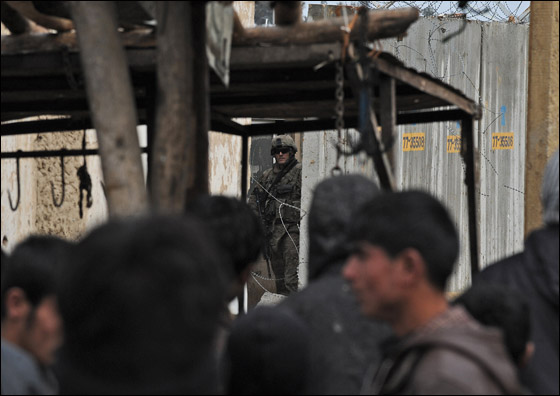 غضب عارم في افغانستان بعد قيام جنود امريكيين باحراق القران! صورة رقم 13