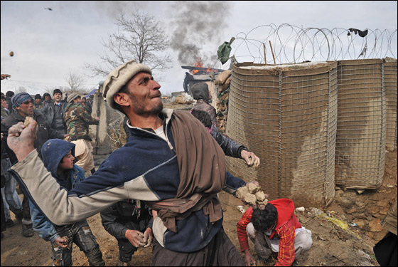 غضب عارم في افغانستان بعد قيام جنود امريكيين باحراق القران! صورة رقم 8