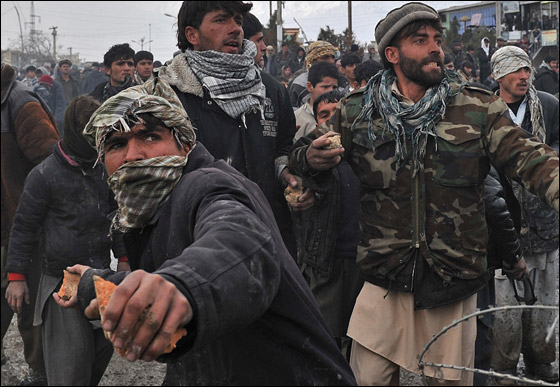 غضب عارم في افغانستان بعد قيام جنود امريكيين باحراق القران! صورة رقم 12