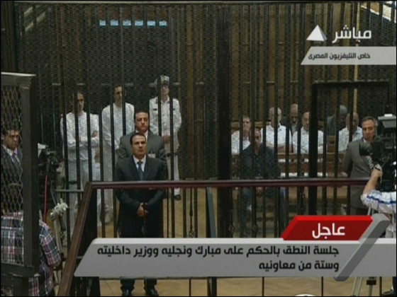 عودة الثورة الى الشارع بمصر بعد النطق بالحكم على مبارك ونجليه صورة رقم 15